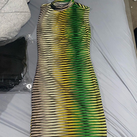 Green,yellow,tan small fitted dress. Size small. Never worn - Picture 4 of 4